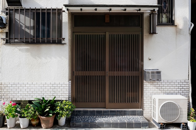 Entrée de la maison de la culture japonaise avec bars