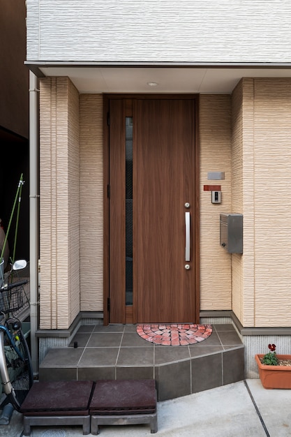 Entrée et tapis de maison en bois