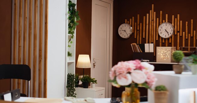 Entrée vide de la réception de l'hôtel avec des décorations glamour