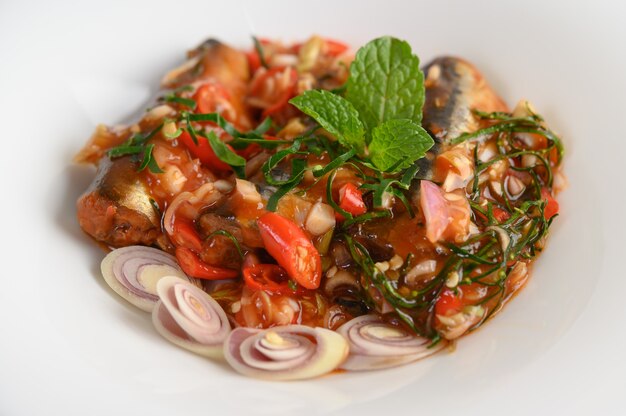 Entrées avec sardine à la sauce tomate épicée