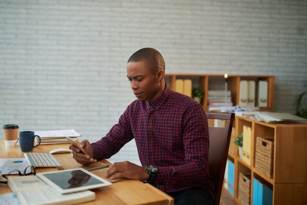 Entrepreneur afro-américain avec smartphone