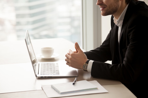 Photo gratuite entrepreneur communiquer avec les partenaires dans le bureau