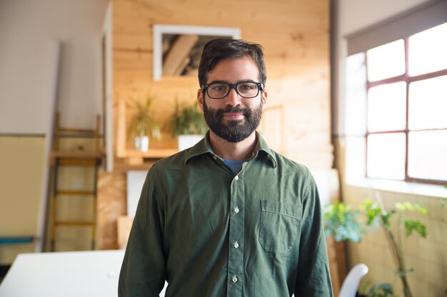 Entrepreneur hipster positif, expert informatique, développeur de logiciels