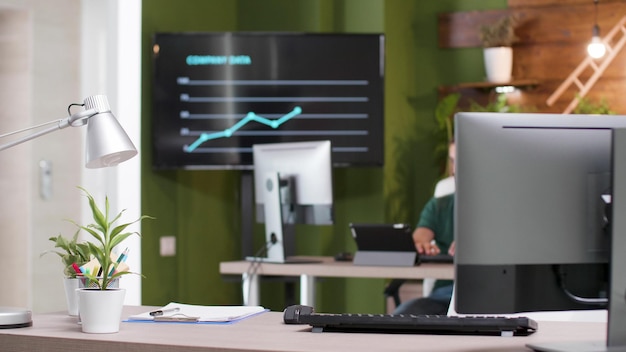 Entrepreneur homme travailleur assis à la table de bureau dans le bureau d'affaires de démarrage tapant la stratégie de gestion travaillant à la présentation de l'entreprise. Homme d'affaires analysant le partenariat marketing.