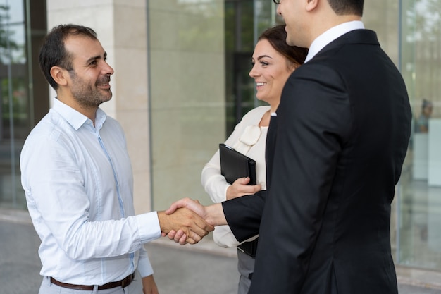 Entrepreneur joyeux saluant le nouveau partenaire commercial