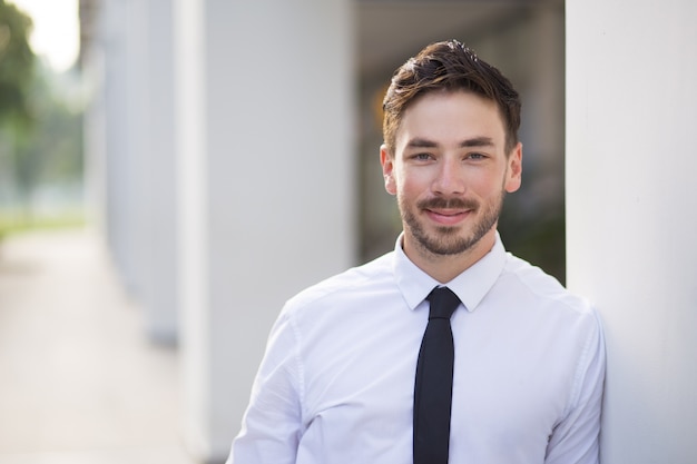 Entrepreneur souriant posant pour caméra