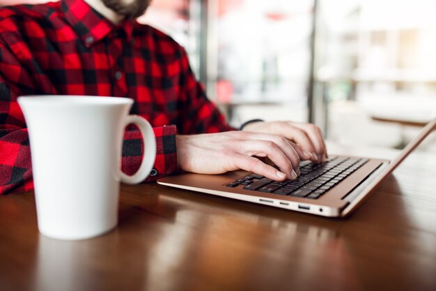 Entreprise adulte occupé homme d&#39;affaires barbu