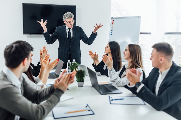 L'entreprise gagne 1 million de dollars ! Travail d'équipe au bureau.