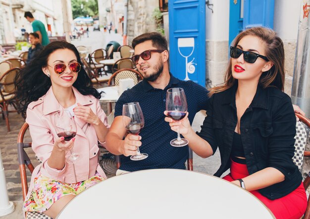 Entreprise jeune hipster d'amis assis dans le café de la rue de la ville