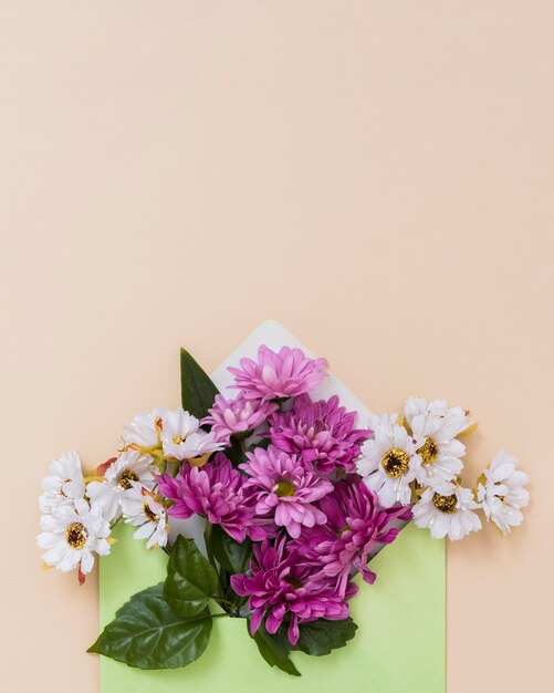 Enveloppe avec arrangement de fleurs