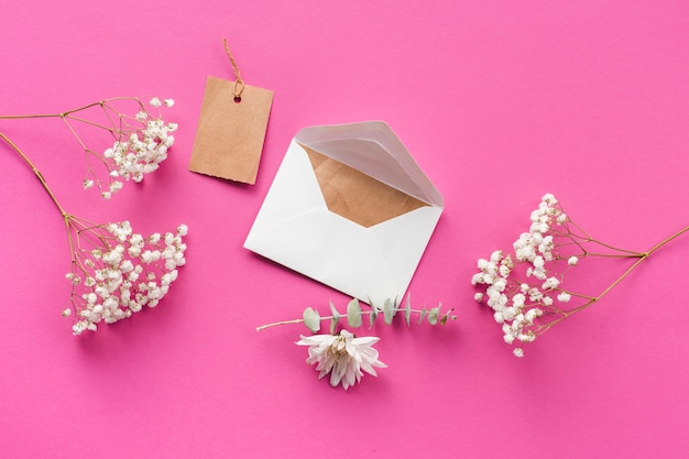 Enveloppe avec des branches de fleurs sur la table