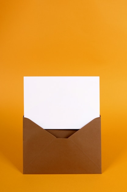 Photo gratuite enveloppe brune avec lettre