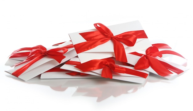 Enveloppe cadeau avec un arc rouge génial