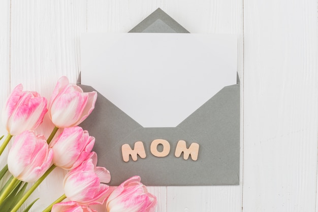 Photo gratuite enveloppe cadre avec mot maman et tulipes