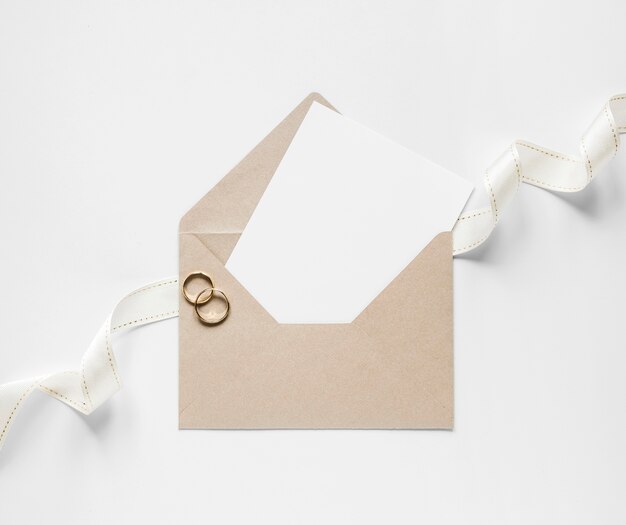 Enveloppe avec carte de mariage