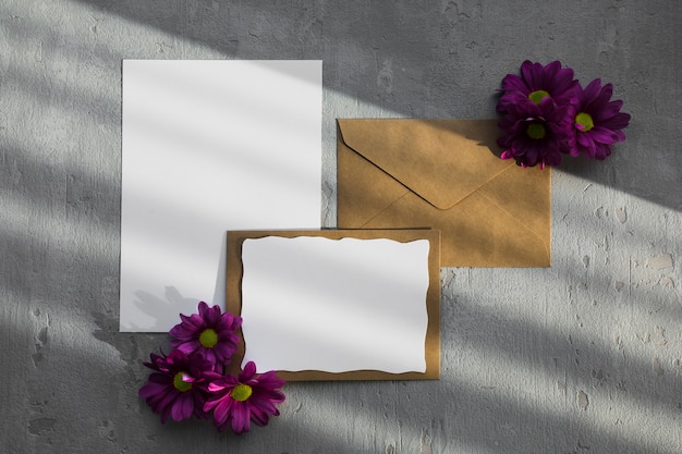 Photo gratuite enveloppe à décor floral