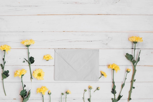 Enveloppe et fleurs jaunes