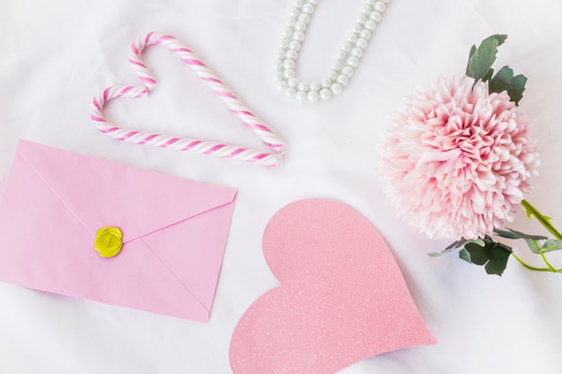 Enveloppe avec gros coeur de papier rose sur table