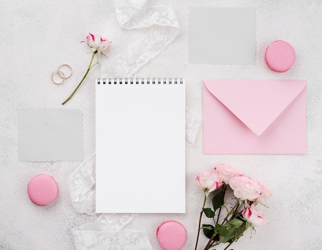 Photo gratuite enveloppe d'invitation de mariage avec cadre et fleurs