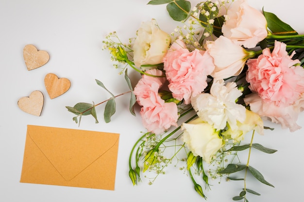 Enveloppe maquette avec des fleurs