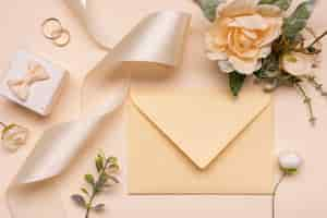 Photo gratuite enveloppe de mariage élégante vue de dessus avec ruban