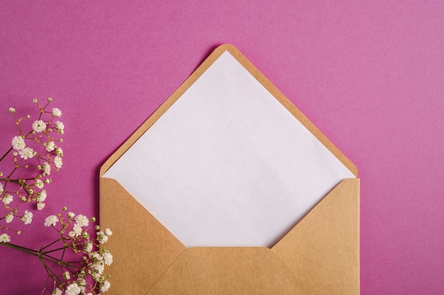 Enveloppe en papier brun kraft avec carte vide blanche