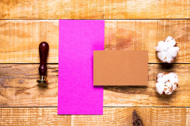 Enveloppe rose vue de dessus avec timbre