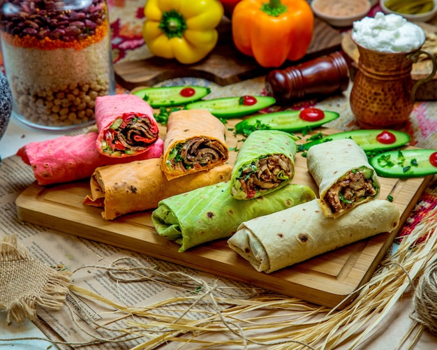 Enveloppements de pain plat colorés avec du boeuf et du poulet