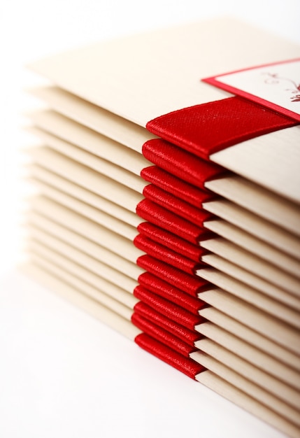 Enveloppes cadeaux avec noeud rouge