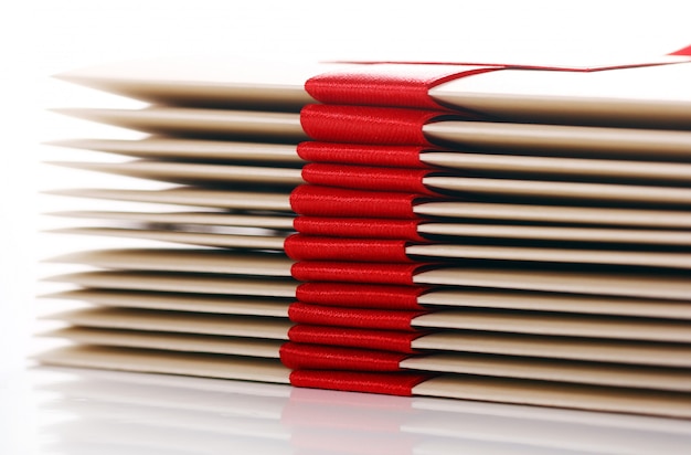 Photo gratuite enveloppes cadeaux avec noeud rouge