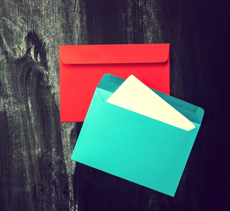 Photo gratuit enveloppes colorées sur old chalkboard fond. message ou amour