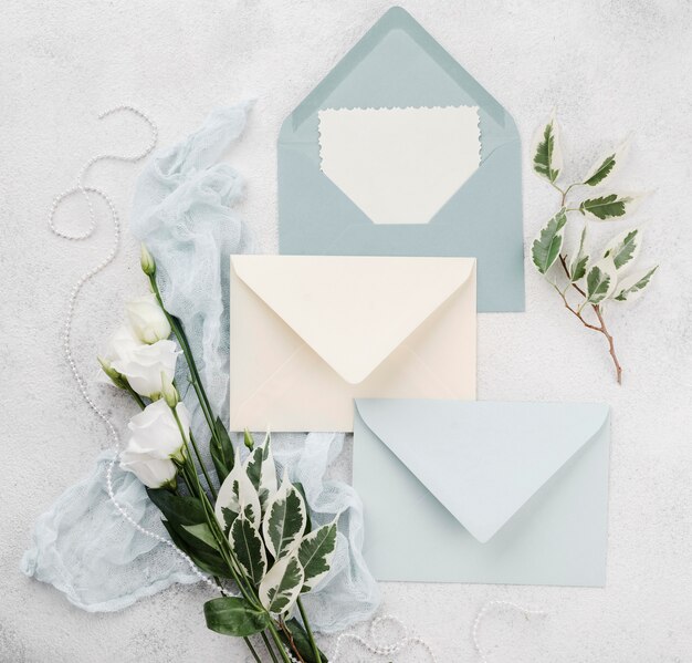 Enveloppes d'invitation de mariage avec des fleurs