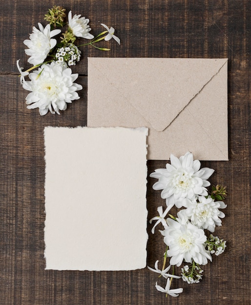 Enveloppes plates et fleurs