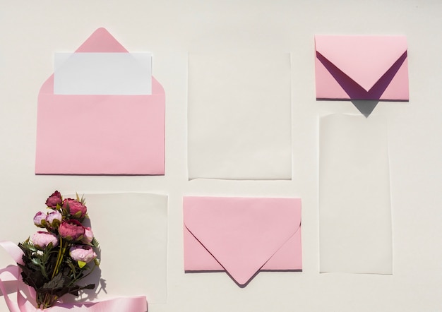 Enveloppes plates roses pour les invitations de mariage