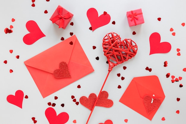 Photo gratuite enveloppes pour la saint-valentin avec des coeurs