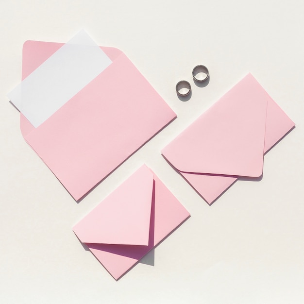 Enveloppes roses pour les invitations de mariage