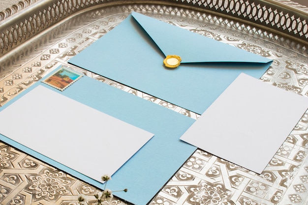 Photo gratuite enveloppes vintage avec timbre en or