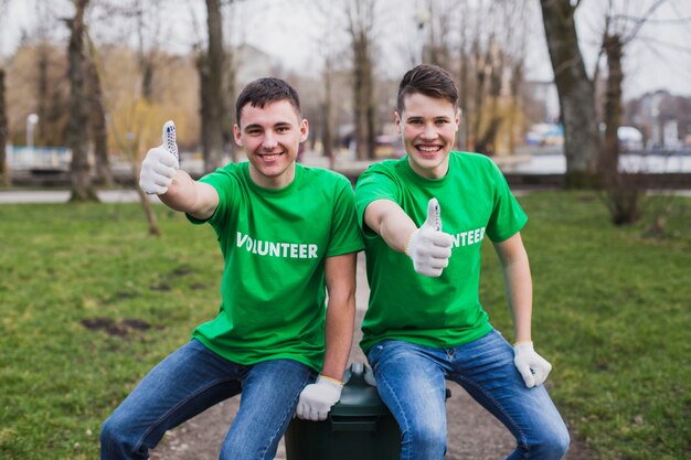 Environnement et concept de bénévolat avec un groupe de personnes