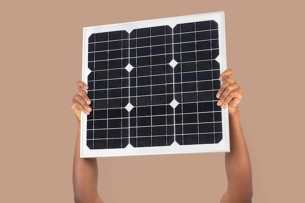 Photo gratuite environnement d'énergie renouvelable de main de panneau solaire