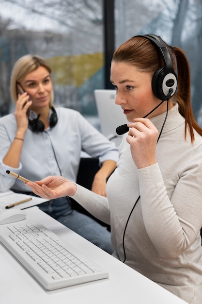 Environnement de travail dans un bureau de centre d'appels