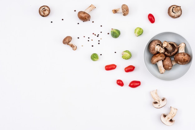 éparpillés de petits légumes colorés sur la partie droite du cadre