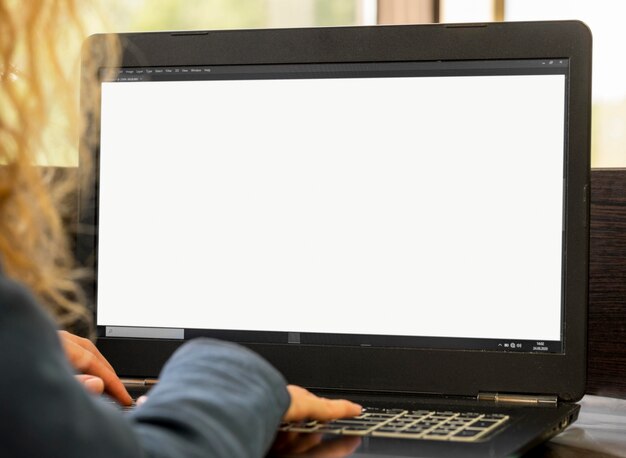 Sur l'épaule, femme d'affaires travaillant sur son ordinateur portable