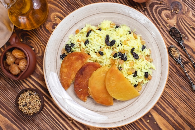 Photo gratuite Épices de croûte de riz aux raisins mélangés pilaf traditionnel vue de dessus