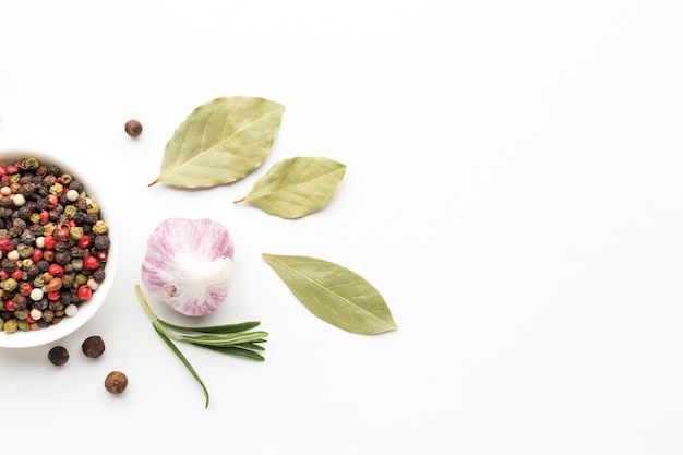 Photo gratuite Épices et herbes saines savourées sur la table