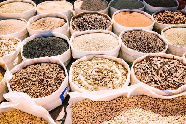 Photo gratuite Épices sur le marché au maroc