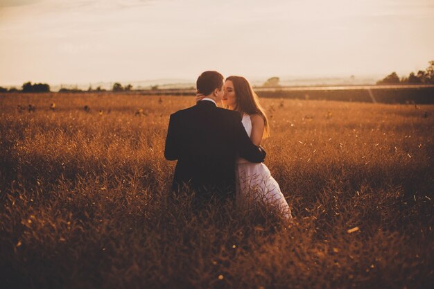 &quot;L&#39;épouse de mariée et de marié dans le champ&quot;