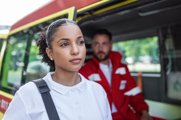 Une équipe d'ambulanciers sort d'une ambulance répondant à un appel d'urgence