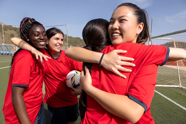 Photo gratuite Équipe célébrant la victoire de la coupe d'argent