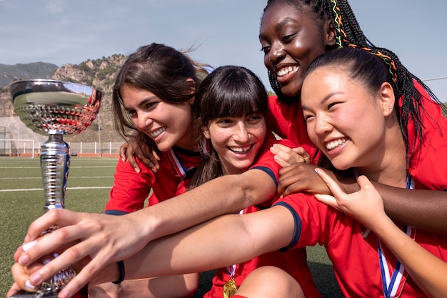 Photo gratuite Équipe célébrant la victoire de la coupe d'argent