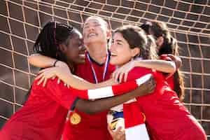 Photo gratuite Équipe célébrant la victoire de la coupe d'argent